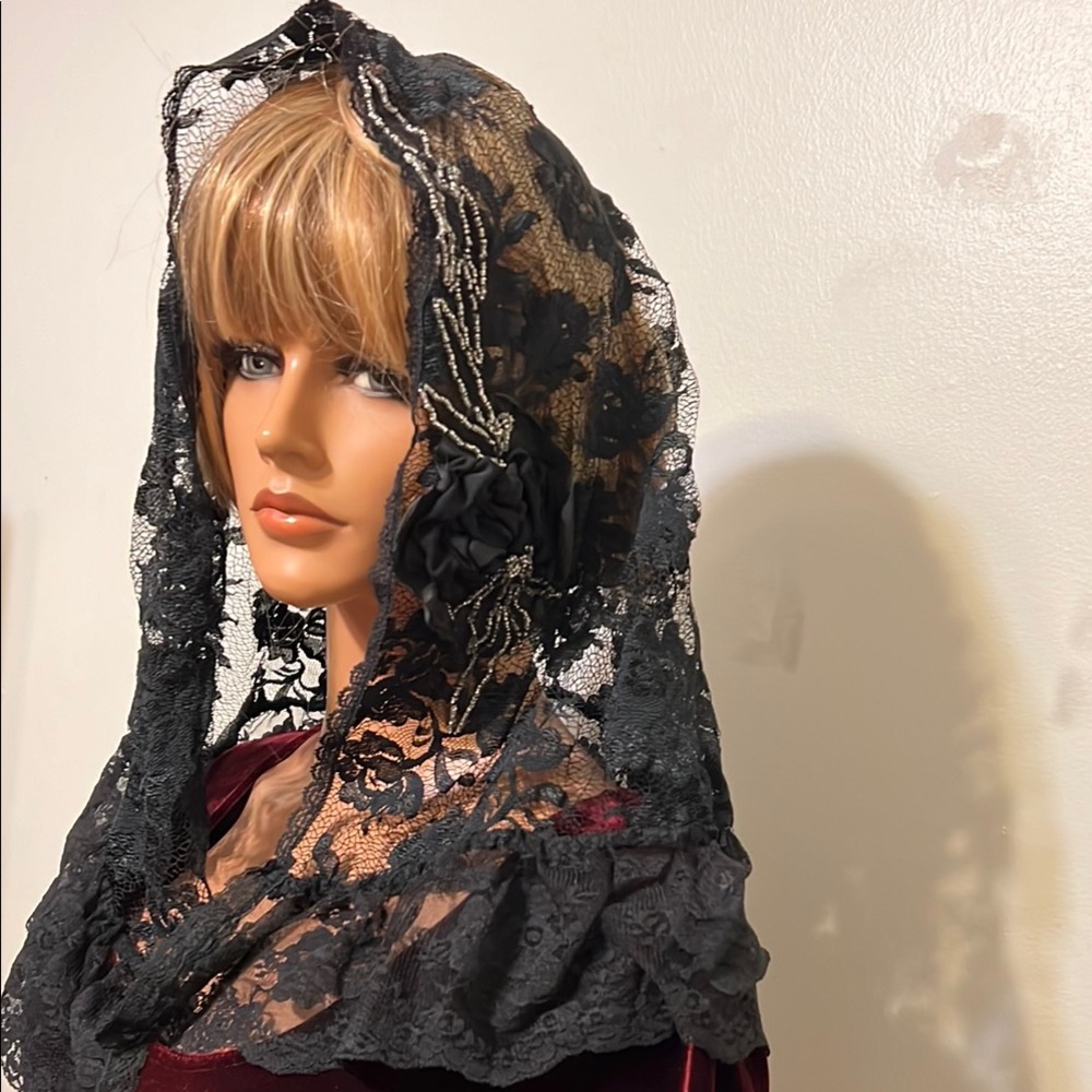 Elegant Black Lace Shawl Ladies mantilla/veil